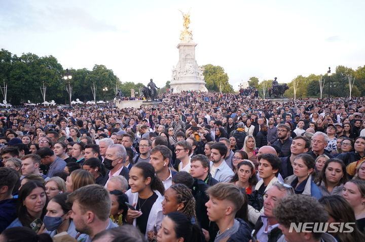 [런던=AP/뉴시스] 엘리자베스 2세 영국 여왕이 8일(현지시간) 96세 나이로 서거했다는 발표에 시민들이 런던의 버킹엄 궁전에 모여들고 있다. 영국 왕실은 “여왕이 스코틀랜드 밸모럴성에서 평화롭게 세상을 떠났다”라고 밝혔다. 1952년 26세의 나이로 여왕에 즉위한 엘리자베스 2세는 이날까지 만 70년 127일을 재위해 영국 역사상 최장 군주로 기록됐다. 2022.09.09.