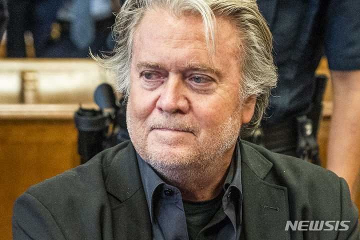 [뉴욕= AP/뉴시스] 스티브 배넌 전 트럼프 수석 전략가가 9월8일 뉴욕 맨해튼 주대법원에 출두했을 때의 모습. 미 법무부는 그가 최근 미하원 의사당 폭동 조사위원회의 소환을 거부한 데 대해서 10월 17일6개월 금고와 20만 달러의 벌금을 구형했지만그는 4개월만에 풀려난다. 2024.10.22. 