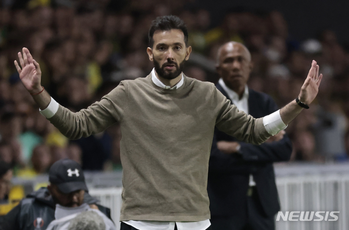 [낭트=AP/뉴시스] 올림피아코스의 카를로스 코르베란 감독이 9일(한국시간) 프랑스 낭트에서 열린 낭트와 2022~23 UEFA 유로파리그 경기에서 선수들을 지켜보고 있다. 2022.09.09.