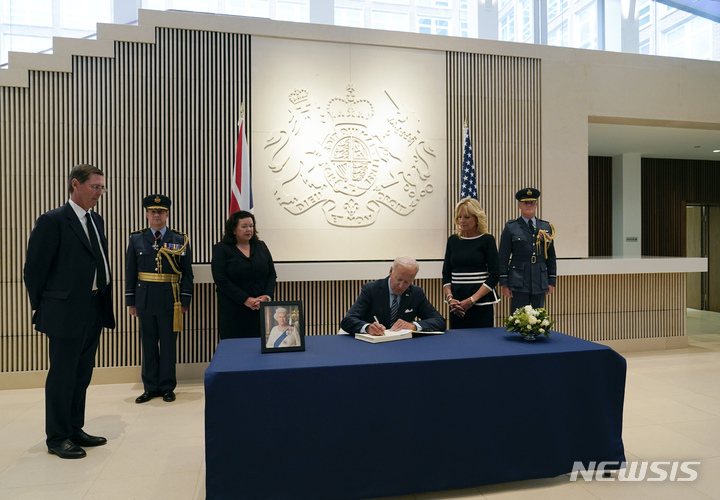 [워싱턴=AP/뉴시스]조 바이든 미국 대통령이 8일(현지시간) 워싱턴DC 소재 영국대사관에서 영국 여왕 엘리자베스 2세 서거를 추모하는 조문록을 작성하고 있다. 2022.09.08.