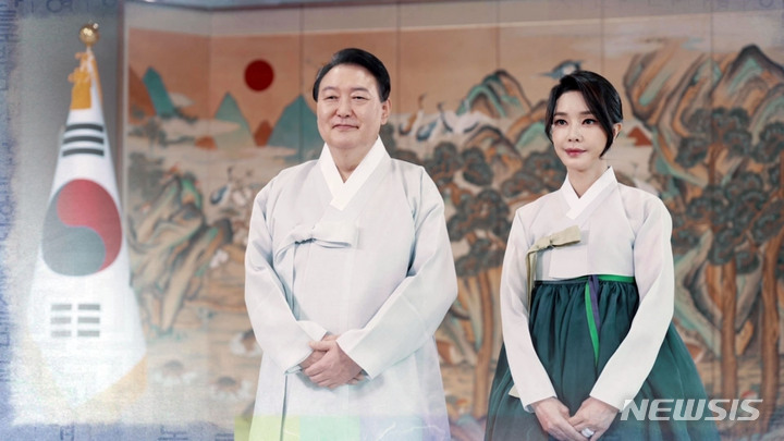 [서울=뉴시스] 윤석열 대통령 부부가 지난 2022년 9월 9일 추석 인사 영상 메시지를 공개했다. (사진=대통령실 제공) 2022.09.09. photo@newsis.com