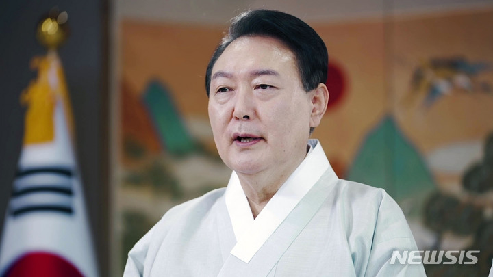 [서울=뉴시스] 윤석열 대통령 부부가 9일 추석 인사 영상 메시지를 공개했다. (사진=대통령실 제공) 2022.09.09. photo@newsis.com