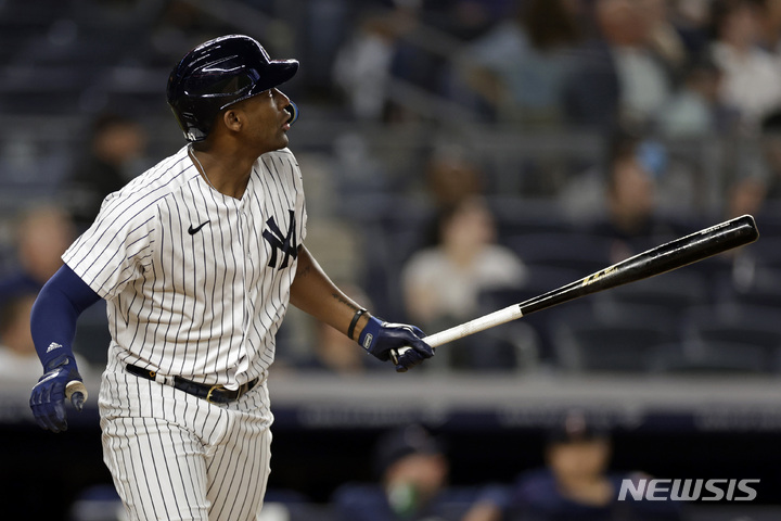 [뉴욕=AP/뉴시스] 뉴욕 양키스의 미겔 안두하가 9일(한국시간) 미국 뉴욕 브롱크스 양키 스타디움에서 열린 미네소타 트윈스와 2022 MLB 홈경기에서 2회 말 투런 홈런을 터뜨리고 있다. 2022.09.09.