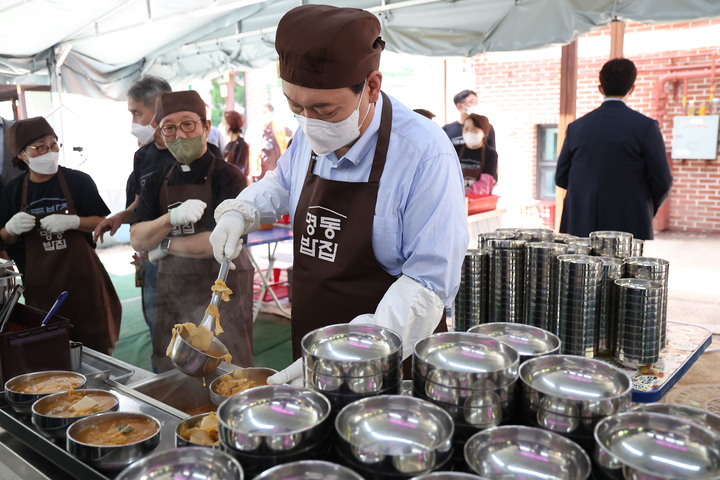 [서울=뉴시스] 윤석열 대통령은 27일 오전 서울 명동성당의 '명동밥집'에서 김치찌개를 끓여 급식소를 찾은 노숙인과 어르신에 대접했다. 사진은 작년 9월 윤 대통령이 서울 중구 명동성당 내 무료급식소인 명동밥집에서 배식 봉사활동을 하는 모습. (사진=대통령실 제공) photo@newsis.com *재판매 및 DB 금지