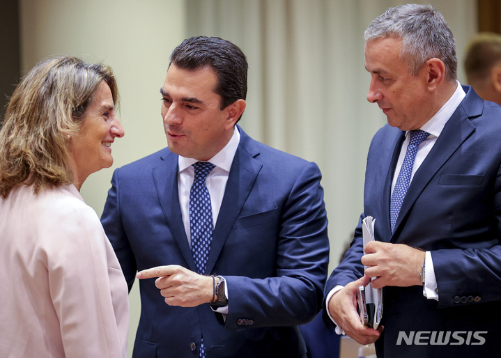 [브뤼세=AP/뉴시스]9일(현지시간) 벨기에 브뤼셀의 유럽연합 건물에서 EU 에너지 장관 회의가 열렸다. 요제프 시켈라 체코 산업통상부 장관(오른쪽)이 테레사 리베라 스페인 환경부 장관, 콘스탄티노스 스크레카스 그리스 에너지부 장관(가운데)과 이야기를 나누고 있다. 2022.09.10.