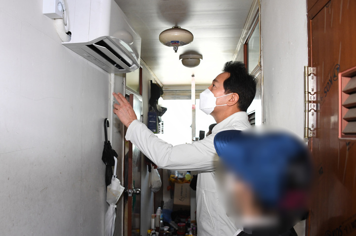 [서울=뉴시스] 김진아 기자 = 오세훈 서울시장이 지난해 추석연휴 첫날인 9월9일 서울 영등포 쪽방촌을 찾아 시설을 살펴보고 있다. (사진=서울시 제공) 2022.09.09. photo@newsis.com *재판매 및 DB 금지