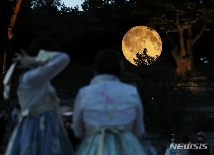 [서울=뉴시스] 김진아 기자 = 추석 연휴 첫날인 9일 서울 종로구 창경궁 풍기대 주변에서 열린 '궁궐에 내려온 보름달' 행사에서 시민들이 사진을 찍고 있다. 2022.09.09. bluesoda@newsis.com