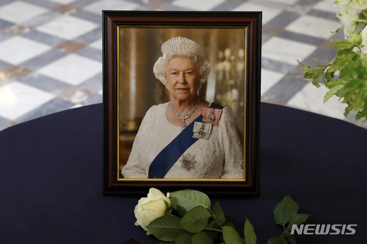[파리=AP/뉴시스]9일(현지시간) 프랑스 파리의 영국대사관에 설치된 엘리자베스 여왕의 초상화. 2022.09.10.