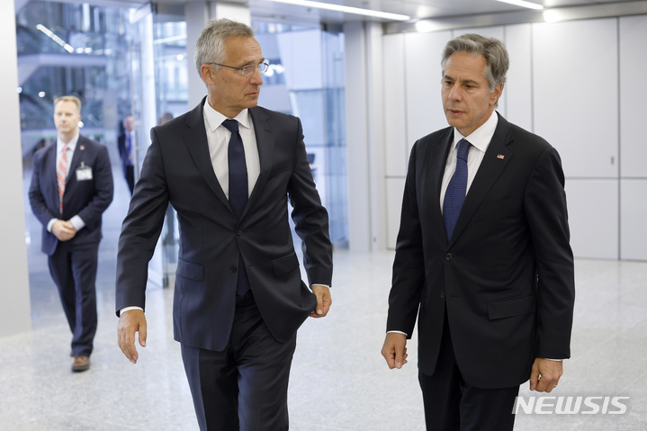 [브뤼셀=AP/뉴시스]토니 블링컨 미국 국무장관이 9일(현지시간) 브뤼셀 북대서양조약기구(NATO·나토) 본부에서 옌스 스톨텐베르그 사무총장과 만난 모습. 2022.09.09.