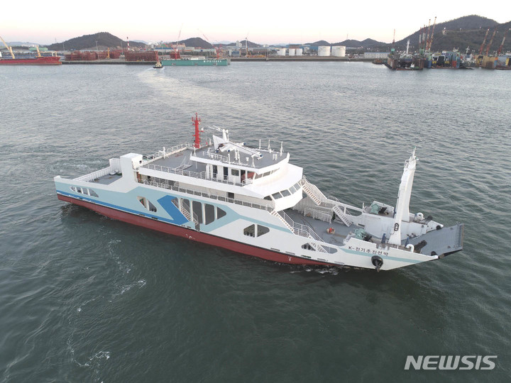 [무안=뉴시스] 전남도가 친환경선박으로 개발을 추진 중인 '전기추진 차도선' 조감도. (이미지=전남도 제공) 2022.09.10. photo@newsis.com