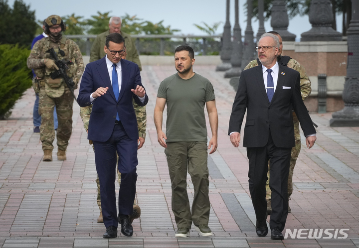 [키이우=AP/뉴시스] 볼로디미르 젤렌스키 우크라이나 대통령(가운데)과 에길스 레비츠 라트비아 대통령(오른쪽), 마테우시 모라비에츠키 폴란드 총리가 9일(현지시간) 우크라이나 수도 키이우 '용자의 길'을 걷고 있다. 2022.09.11.