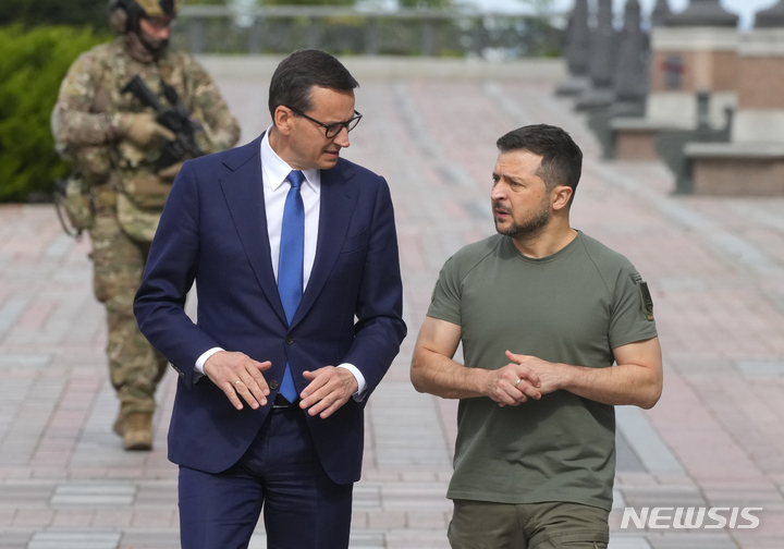 [키이우=AP/뉴시스] 볼로디미르 젤렌스키 우크라이나 대통령(오른쪽)과 마테우시 모라비에츠키 폴란드 총리가 지난 9월9일(현지시간) 우크라이나 수도 키이우 '용자의 길'을 걸으며 대화하고 있다.