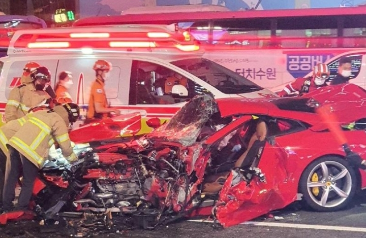 [서울=뉴시스] 전재훈 기자 = 10일 서울 강남경찰서에 따르면 전날 밤 11시께 강남역사거리 인근에서 발생한 교통사고로 페라리 운전자 30대 A씨가 크게 다쳐 병원으로 옮겨졌다. (사진=보배드림 캡쳐) 2022.09.10. *재판매 및 DB 금지