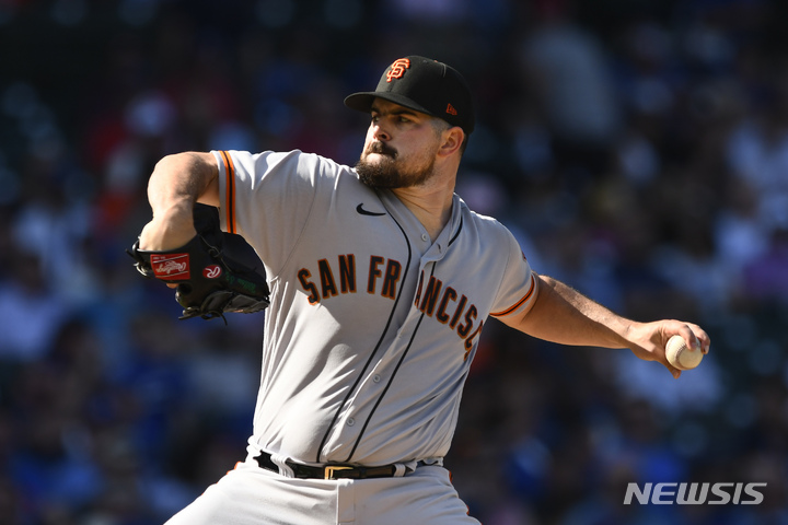 [시카고=AP/뉴시스] 샌프란시스코 자이언츠 선발투수 카를로스 로돈이 10일(한국시간) 미국 시카고 리글리 필드에서 열린 시카고 컵스와 2022 MLB 원정경기에서 1회말 공을 던지고 있다. 2022.09.10.
