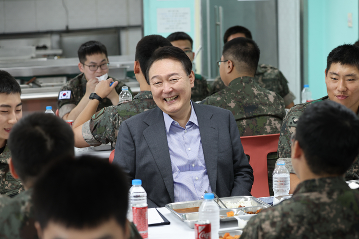 [서울=뉴시스] 윤석열 대통령이 추석인 10일 수도방위사령부 예하 방공중대를 방문해 장병들과 오찬을 하고 있다. (사진=대통령실 제공) 2022.09.10. photo@newsis.com *재판매 및 DB 금지