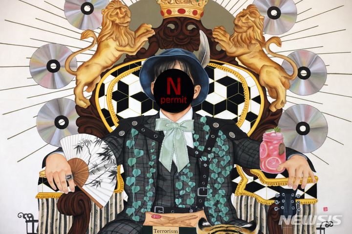 [서울=뉴시스] 박진희 기자 = 서울 성수동 대림창고 갤러리에서 열린 이인승, 안서진의 2인전 ‘슈퍼올드쇼’에 선보인 안서진 작가의 작품중 'N-Permit'(허가되지 않은) 딱지가 붙은 서태지. 2022.09.11. pak7130@newsis.com