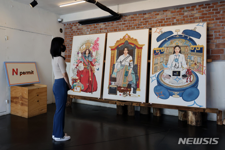 [서울=뉴시스] 박진희 기자 = 서울 성수동 대림창고 갤러리에서 열린 이인승, 안서진의 2인전 ‘슈퍼올드쇼’에 선보인 안서진 작가의 작품 현아(왼쪽부터), 이홍기, 제니. 2022.09.11. pak7130@newsis.com