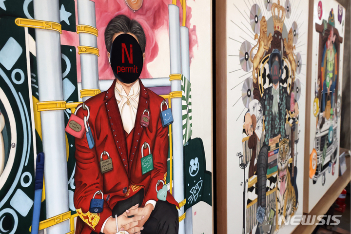 [서울=뉴시스] 박진희 기자 = 서울 성수동 대림창고 갤러리에서 열린 이인승, 안서진의 2인전 ‘슈퍼올드쇼’에 선보인 안서진 작가의 작품중 'N-Permit'(허가되지 않은) 딱지가 붙은 BTS의 RM. 2022.09.11. pak7130@newsis.com