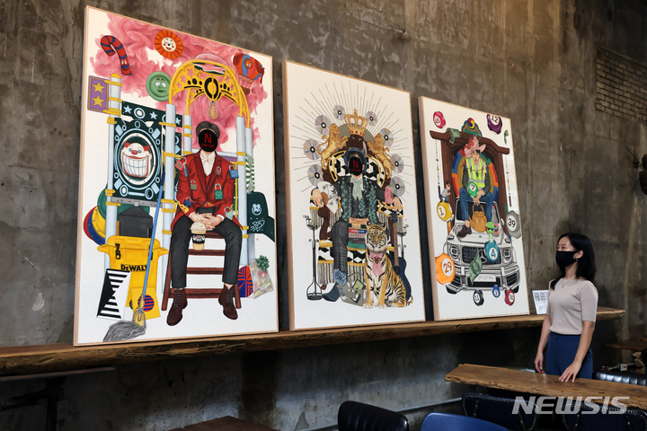 [박진희의 사진으로 보는 문화]아이돌 스타 허락되지 않은 얼굴...'슈퍼올드쇼’