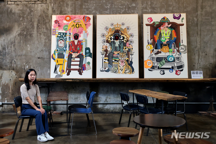 [서울=뉴시스] 박진희 기자 = 서울 성수동 대림창고 갤러리에서 열린 이인승, 안서진의 2인전 ‘슈퍼올드쇼’ 작품 앞에서 포즈 취하는 안서진 작가. 작품 왼쪽터 RN, 서태지, 지드레곤. 2022.09.11. pak7130@newsis.com