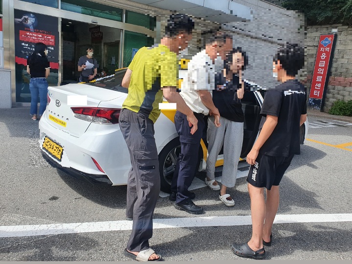 구호 조치 받은 후 병원으로 들어가는 여학생.(사진=충남경찰청 제공) *재판매 및 DB 금지