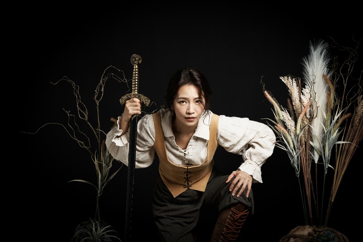 [서울=뉴시스]연극 '세인트 조앤'. '조앤' 역의 백은혜. (사진=국립극단 제공) 2022.09.11. photo@newsis.com *재판매 및 DB 금지