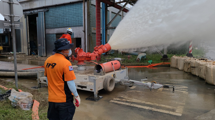 [서울=뉴시스] 이영환 기자 = 11일 태풍 힌남노로 피해를 입은 포스코 포항제철소에서 중앙119구조본부 대용량포방사시스템을 투입한 배수작업이 진행되고 있다. (사진=소방청 제공) 2022.09.11. photo@newsis.com *재판매 및 DB 금지