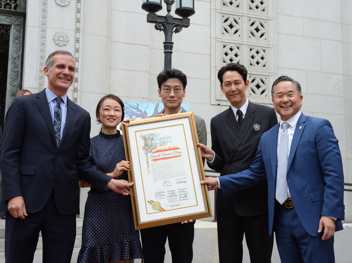 [서울=뉴시스] 넷플릭스는 LA 시의회가 미국 현지 시각으로 9일 한국 창작자들과 함께 매년 9월 17일을 ‘오징어 게임의 날’로 선포했다고 12일 밝혔다. (사진=넷플릭스 제공).2022.09.12 *재판매 및 DB 금지