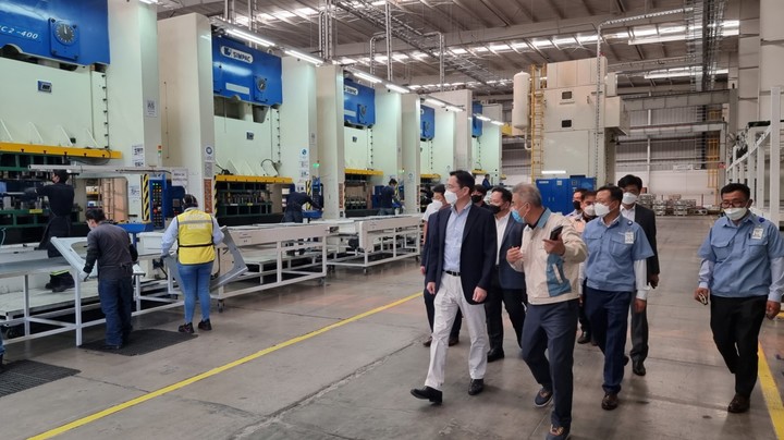 [서울=뉴시스] 정병혁 기자 = 이재용 삼성전자 부회장이 9일(현지 시각) 삼성전자와 멕시코에 동반 진출한 협력회사의 공장을 찾아 내부를 살펴보고 있다.(사진=삼성전자 제공) 2022.09.12. photo@newsis.com *재판매 및 DB 금지