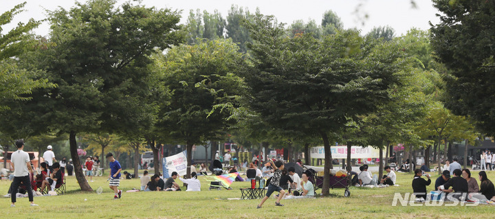 [서울=뉴시스] 추상철 기자 = 추석 명절 연휴 마지막날인 12일 오전 서울 영등포구 여의도한강공원에서 가족단위 나들이객이 나무그늘 안에 모여 휴식을 취하고 있다. 2022.09.12. scchoo@newsis.com