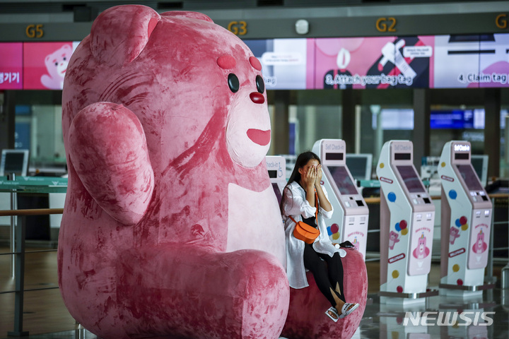 [인천공항=뉴시스] 정병혁 기자 = 추석 연휴 마지막날인 12일 오전 인천국제공항 1터미널 출국장에서 여행객이 사진을 찍고 있다.  2022.09.12. jhope@newsis.com