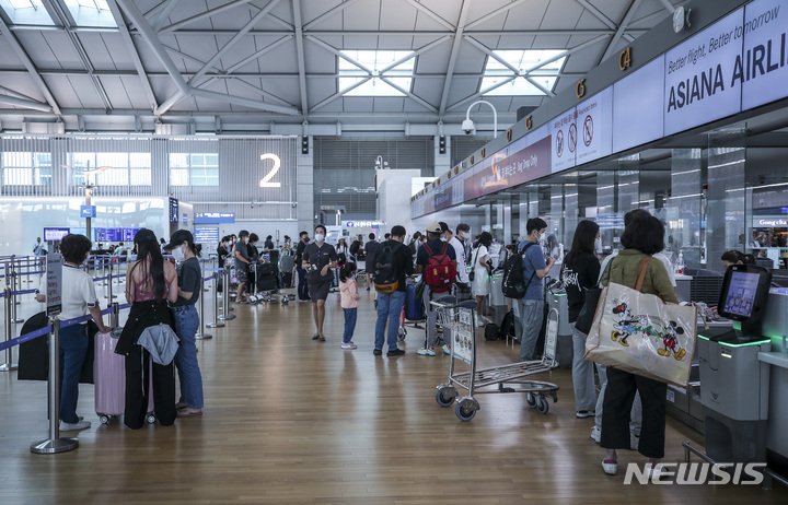 [인천공항=뉴시스] 인천국제공항 1터미널 출국장에서 여행객들이 출국 수속을 하고 있다. (사진=뉴시스 DB). photo@newsis.com