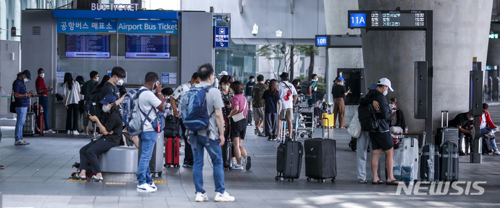 [인천공항=뉴시스] 정병혁 기자 = 추석 연휴 마지막날인 12일 오전 인천국제공항 1터미널 입국장에서 여행객들이 버스를 기다리고 있다.  2022.09.12. jhope@newsis.com