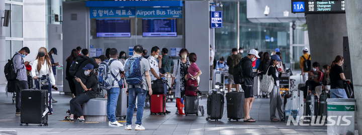 [인천공항=뉴시스] 정병혁 기자 = 지난 12일 오전 인천국제공항 1터미널 입국장에서 여행객들이 버스를 기다리고 있다.  2022.09.30. jhope@newsis.com