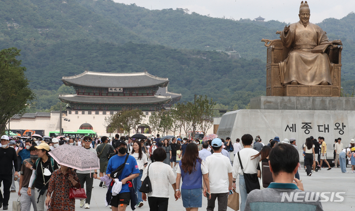 [서울=뉴시스] 김명원 기자 = 추석 명절 연휴 마지막날인 12일 서울 종로구 광화문 광장에 나들 나온 시민들이 휴일을 즐기고 있다. 2022.09.12. kmx1105@newsis.com
