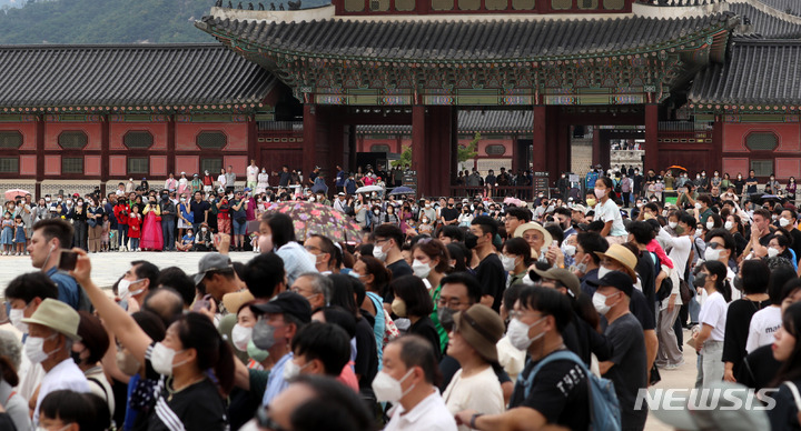 [서울=뉴시스] 추상철 기자 = 추석 명절 연휴 마지막날인 12일 오후 서울 종로구 경복궁에서 많은 시민과 외국인 관광객들이 수문장교대의식을 관람하고 있다. 2022.09.12. scchoo@newsis.com