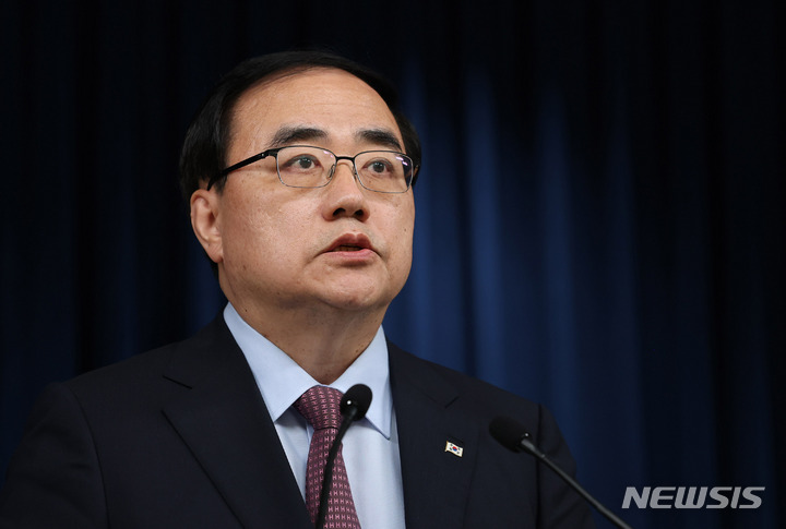 [서울=뉴시스] 전신 기자 = 김성한 국가안보실장이 지난 12일 서울 용산 대통령실 브리핑룸에서 윤석열 대통령 영국, 미국, 캐나다 순방 관련 브리핑을 하고 있다. (대통령실통신사진기자단) 2022.09.12. photo1006@newsis.com