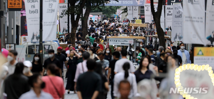 [서울=뉴시스] 김금보 기자 = 서울 중구 명동 거리가 북적이고 있다. 2022.09.12. kgb@newsis.com