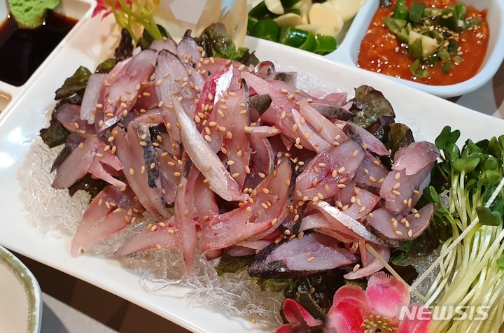 [서울=뉴시스]전어회. (사진= 자생한방병원 제공) 2022.09.13