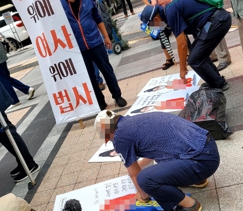 [서울=뉴시스] 전재훈 기자 = 13일 경찰에 따르면 서울 용산경찰서는 이날 삼각지역 일대에 윤 대통령을 조롱하는 포스터가 부착됐다는 신고를 받고 입건 전 조사에 착수했다. (사진=이하 작가 SNS) 2022.09.13. *재판매 및 DB 금지