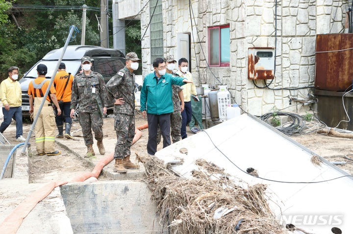 태풍피해 복구 방안을 논의하는 주낙영 경주시장과 50사단 