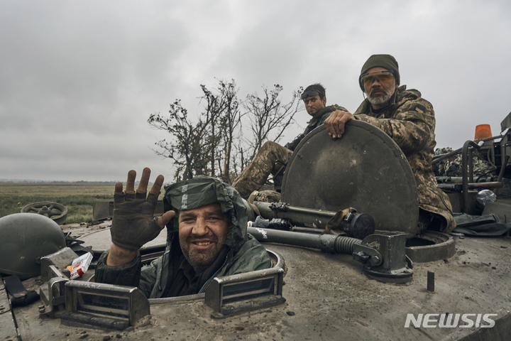 [하르키우=AP/뉴시스] 12일(현지시간) 우크라이나 하르키우 탈환 지역에서 한 우크라이나군 병사가 장갑차량을 타고 이동하면서 인사하고 있다. 볼로디미르 젤렌스키 우크라이나 대통령은 이달 들어 러시아가 점령했던 6000㎢의 우크라이나 영토를 탈환했다고 밝히며 "우리 군의 전진이 계속되고 있다"라고 강조했다. 2022.09.13.