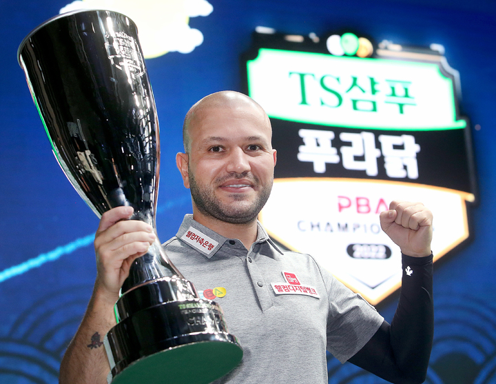 [서울=뉴시스] 비롤 위마즈(튀르키예)가 지난 12일 경기 고양시 소노캄 고양에서 열린 프로당구 '2022-23 TS샴푸·푸라닭 PBA 챔피언십' 결승전에서 우승을 차지한 뒤 기념촬영을 하고 있다. (사진=PBA 투어 제공) 2022.09.13. photo@newsis.com *재판매 및 DB 금지