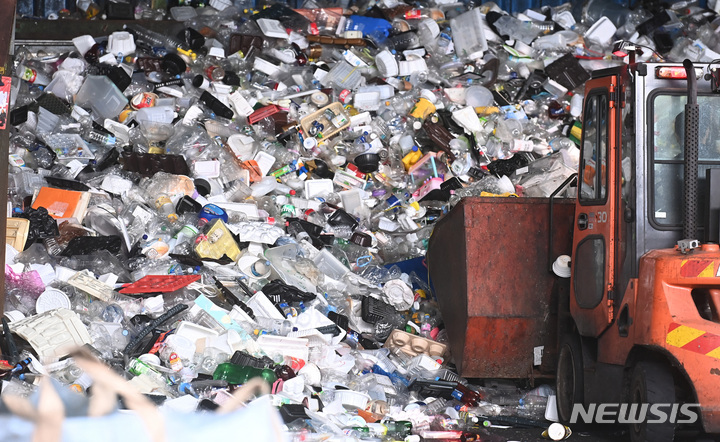 [용인=뉴시스] 김종택기자 = 13일 오후 경기도 용인시 재활용센터에 추석 연휴기간 가정에서 쏟아져 나온 플라스틱 폐기물이 쌓여 있다. 2022.09.13. jtk@newsis.com