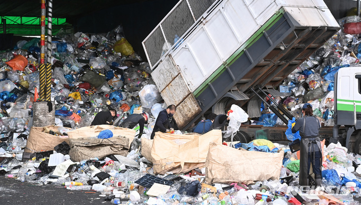 [용인=뉴시스] 김종택기자 = 지난 9월13일 오후 경기도 용인시 재활용센터에서 관계자들이 추석 연휴기간 가정에서 쏟아져 나온 재활용품과 생활폐기물 등을 분류하고 있다. 2022.09.13. jtk@newsis.com