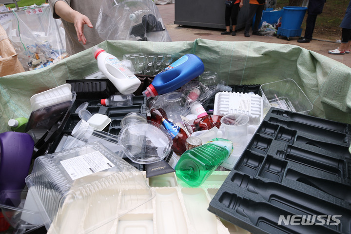[서울=뉴시스] 권창회 기자 =추석 연휴 다음 날인 2022년 9월 13일 오후 서울 시내 한 아파트단지에서 시민들이 연휴기간 쌓인 쓰레기들을 분리수거 하고 있다. 2022.09.13. kch0523@newsis.com