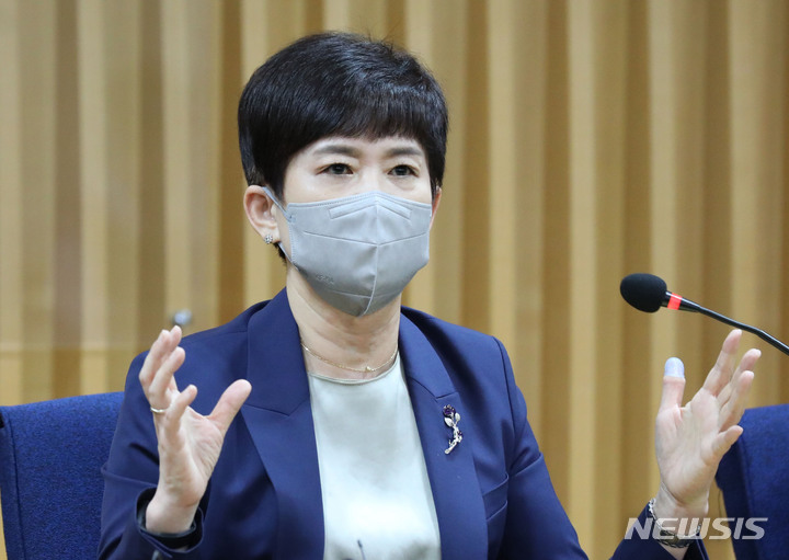 [서울=뉴시스] 조수정 기자 = 공군 성폭력 피해자 고(故) 이예람 중사 특검팀 안미영 특별검사가 지난해 9월13일 오후 서울 서초동 서울지방변호사회관에서 출범 후 100일간의 수사결과를 발표하고 있다. 2022.09.13. chocrystal@newsis.com