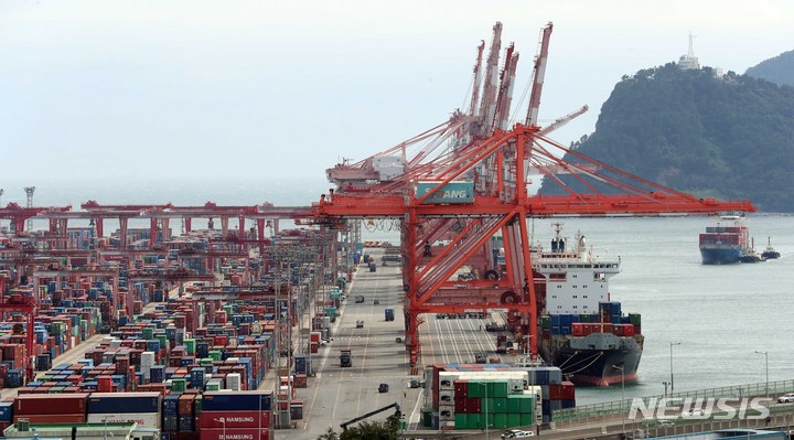 [부산=뉴시스]부산 남구 신선대 부두에 컨테이너이 입항하고 있다. 2022.09.13. (뉴시스DB)