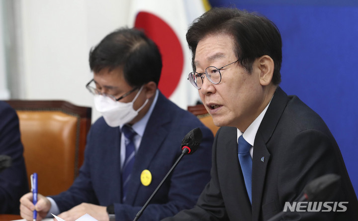 [서울=뉴시스] 고범준 기자 = 이재명 더불어민주당 대표가 13일 오후 서울 여의도 국회에서 열린 민생경제위기대책위원회 출범식 및 기자간담회에서 모두발언을 하고 있다. (공동취재사진) 2022.09.13. photo@newsis.com