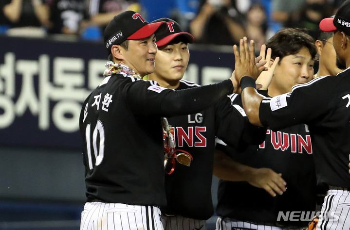 [서울=뉴시스] 추상철 기자 = 13일 오후 서울 송파구 잠실야구장에서 열린 '2022 KBO리그' LG트윈스와 두산베어스의 경기, 20-20에 달성한 LG 오지환이 축하 목걸이를 걸고 동료로 부터 축하를 받고 있다. 2022.09.13. scchoo@newsis.com